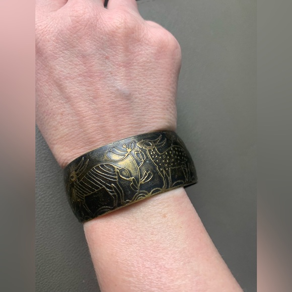 Vintage metal cuff bracelet Gold Tone-Deer/fauna motif. South Africa - Picture 5 of 6